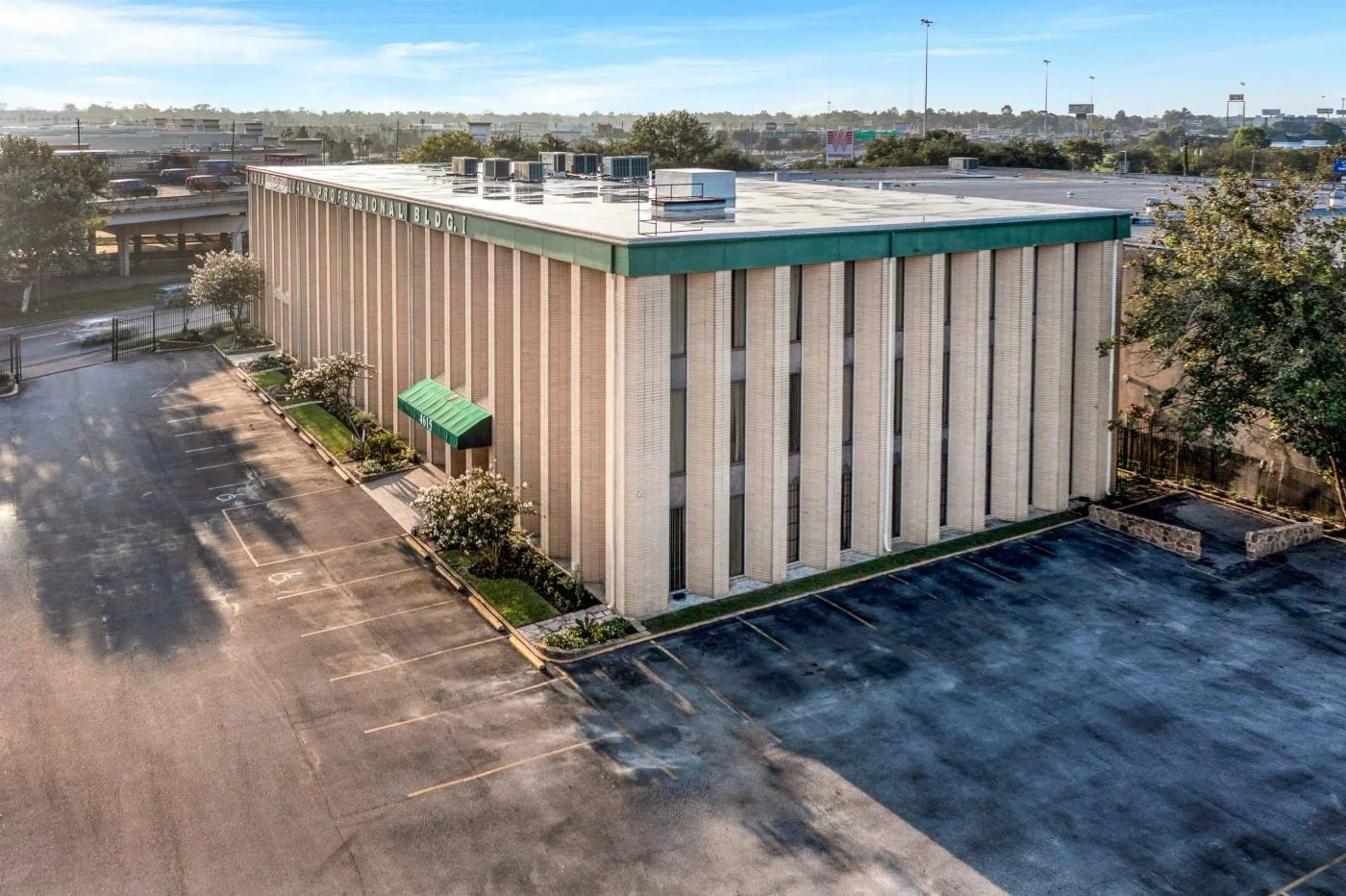 Photo 1 of 4615 North Fwy, Houston, TX 77022