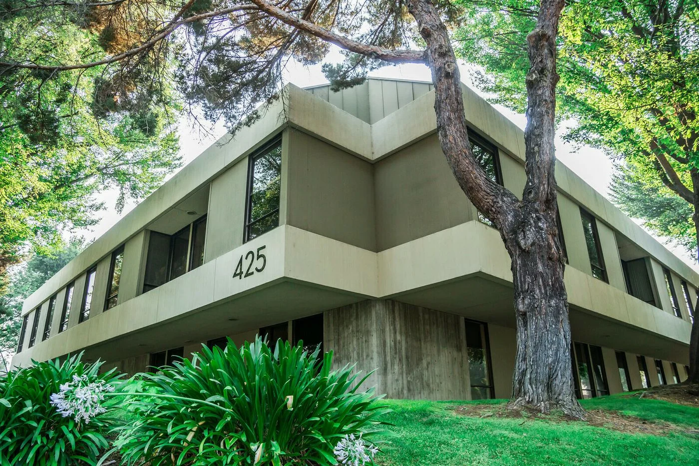 Photo 2 of 425 University Ave, Sacramento, CA 95825