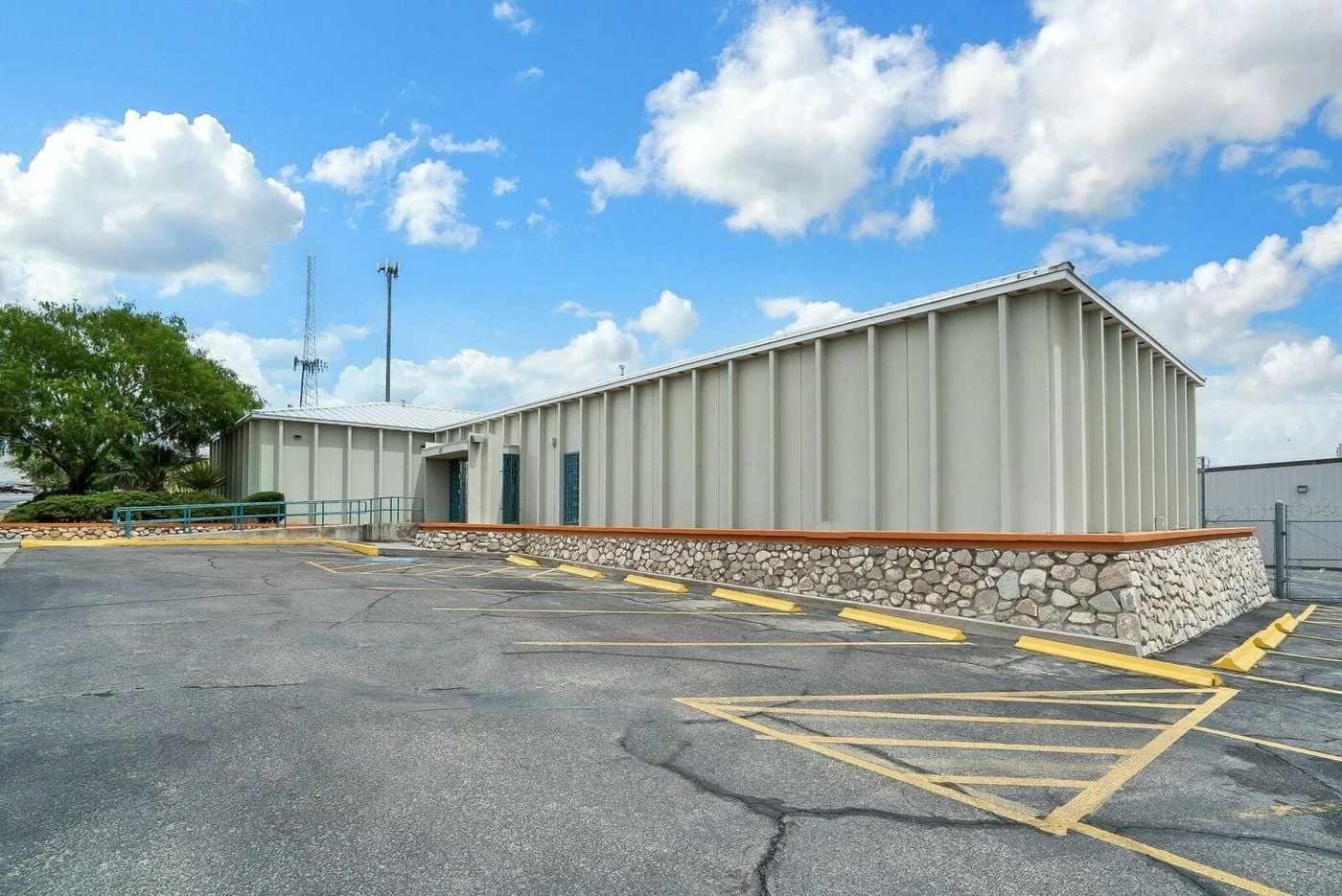 Photo 3 of 240 West Sunset Road, El Paso, TX 79922