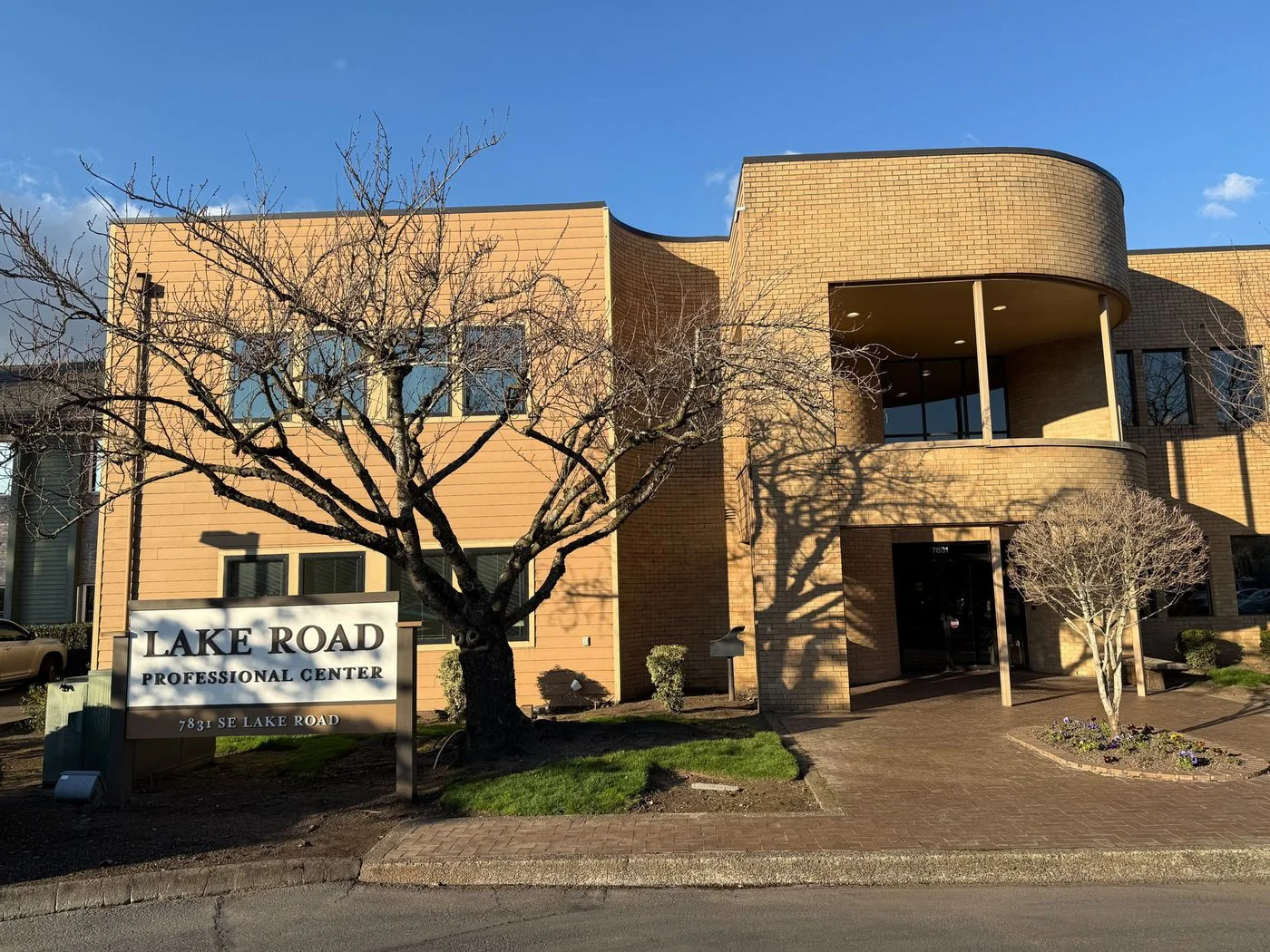 Photo 2 of 7831 SE Lake Rd, Portland, OR 97267