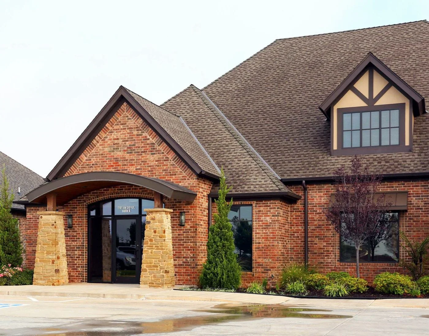 Photo 1 of 1101 SW 30th Ct, Moore, OK 73160