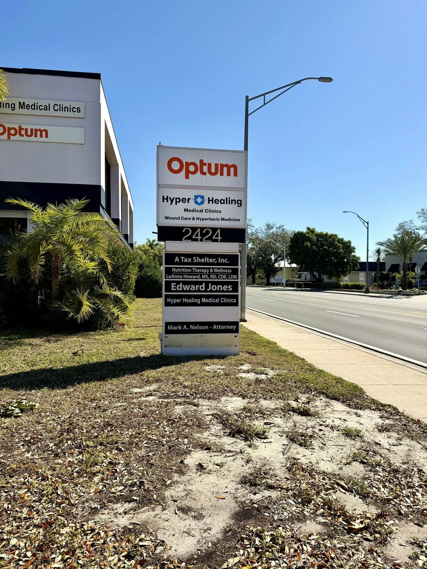 Photo 3 of 2424 Manatee Avenue West, Bradenton, FL 34205