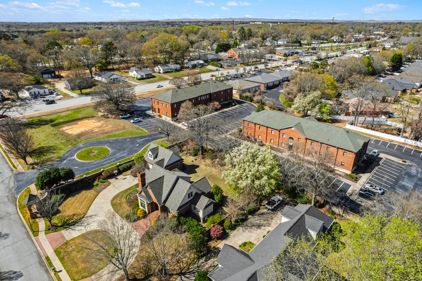 Photo 3 of 419-421 SE Main St, Simpsonville, SC 29681