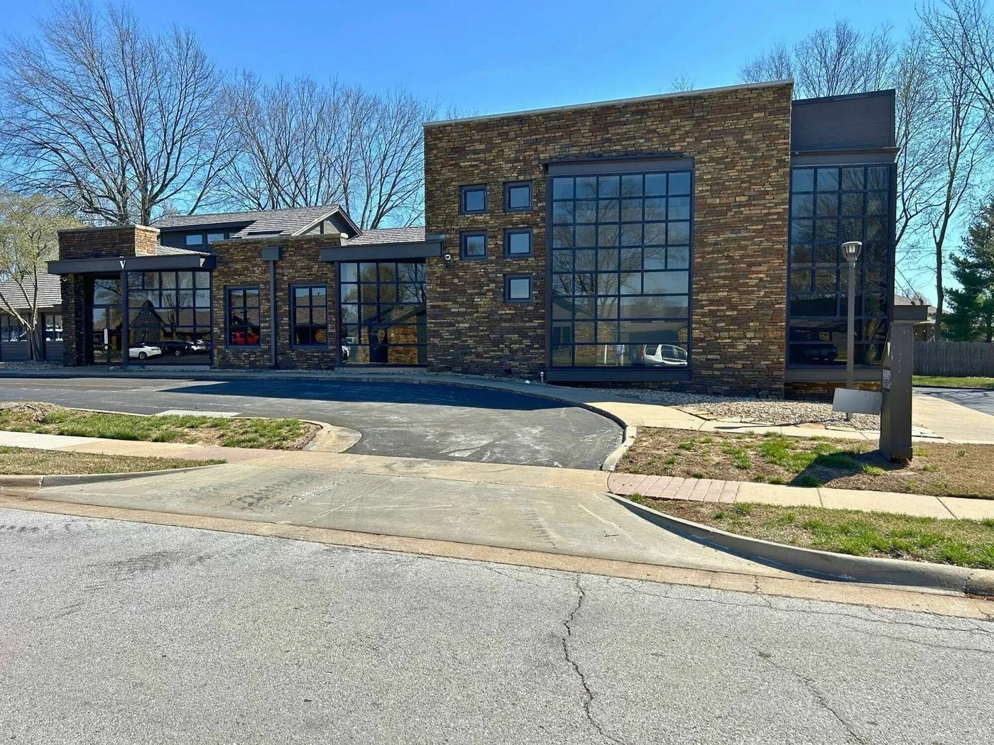 Photo 1 of 1200 E Woodhurst Dr, V100, Springfield, MO 65804