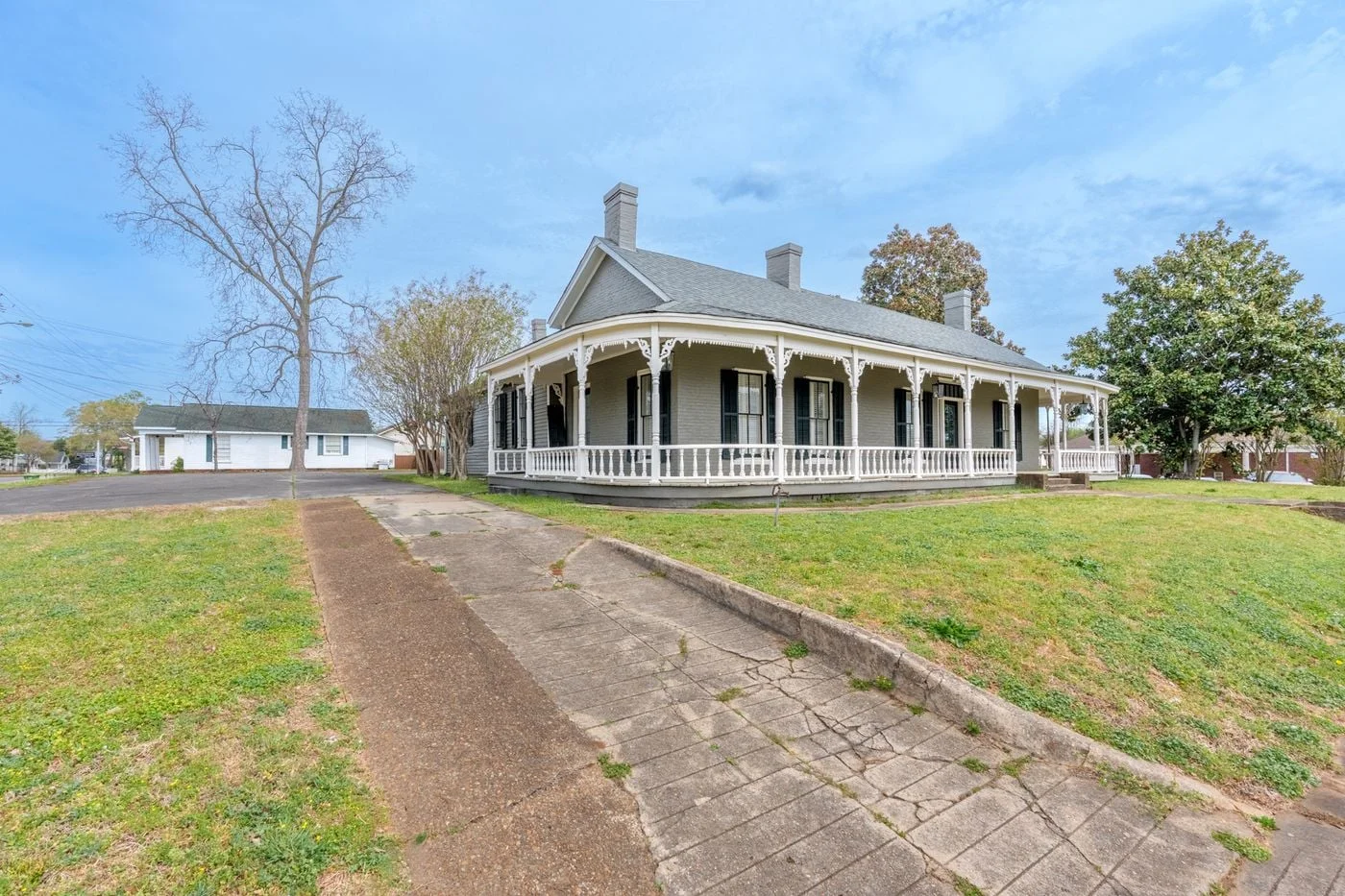 Photo 2 of 106 W 3rd St, Tuscumbia, AL 35674