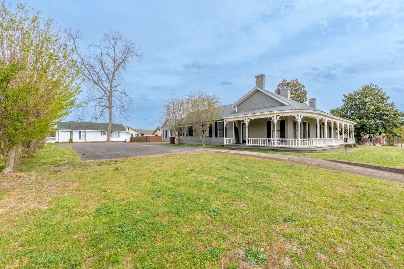 Photo 3 of 106 W 3rd St, Tuscumbia, AL 35674