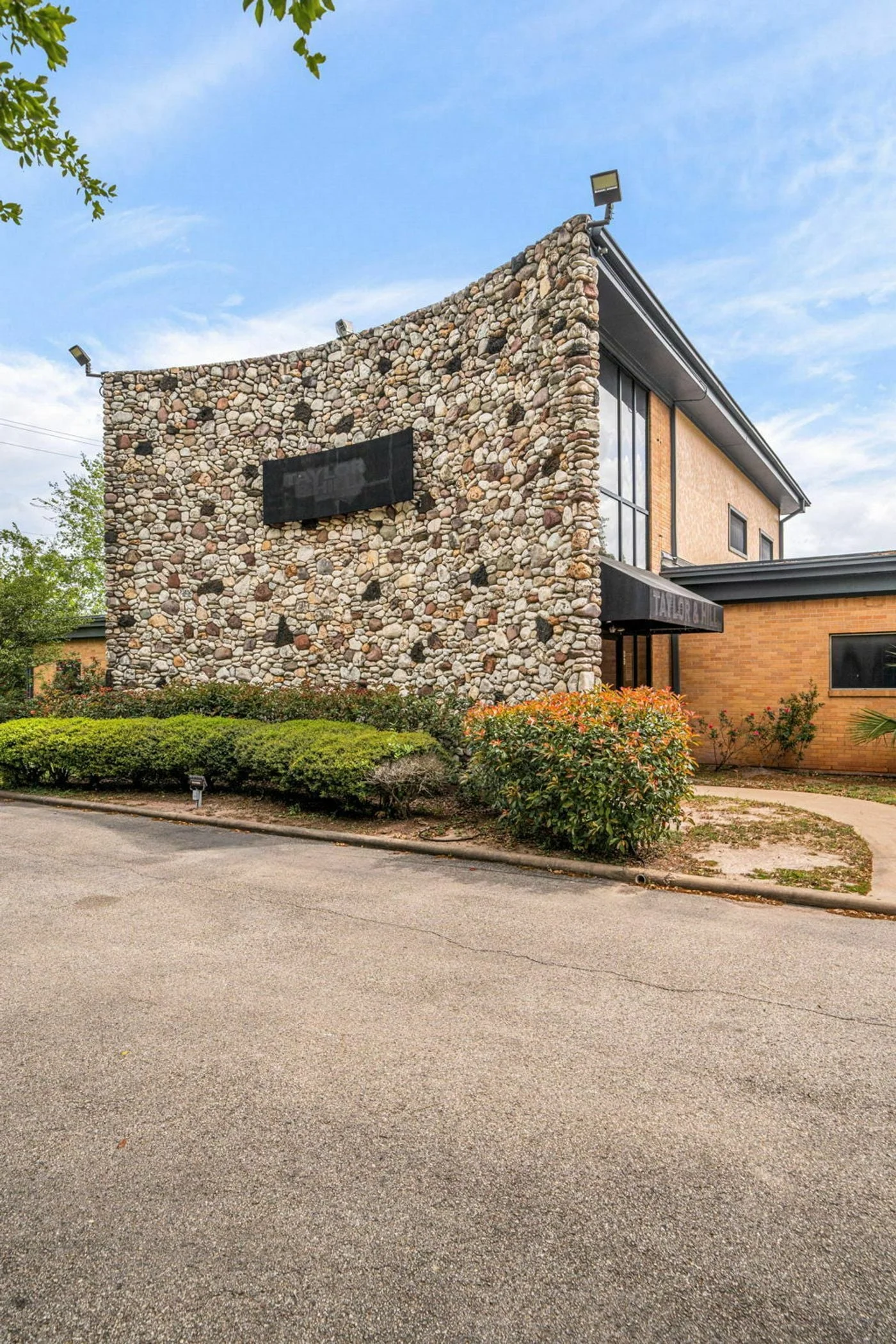 Photo 2 of 9941 Rowlett Rd, Houston, TX 77075